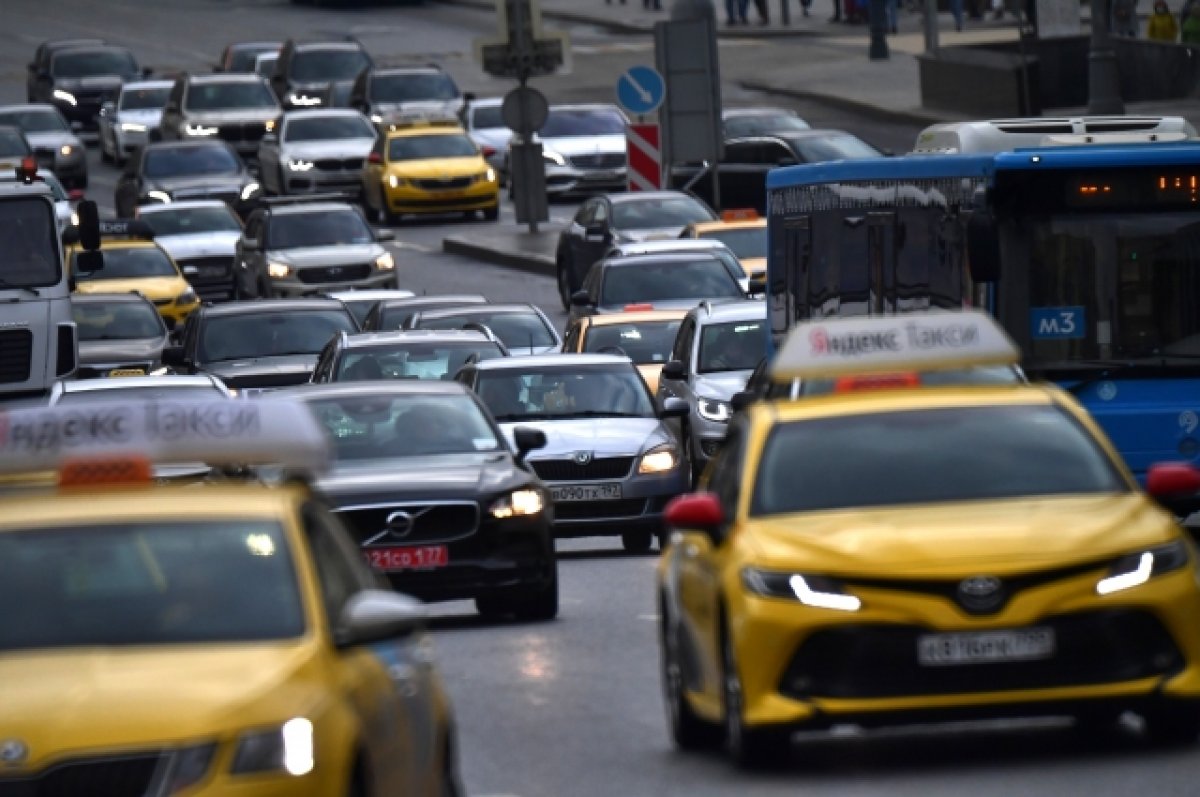 Агрегаторов такси хотят штрафовать на 100 тысяч рублей за машины без ОСАГО