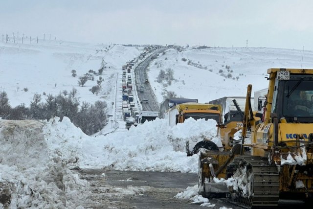 Из-за снегопада трассу М-4 «Дон» сковала 60-километровая пробка. 