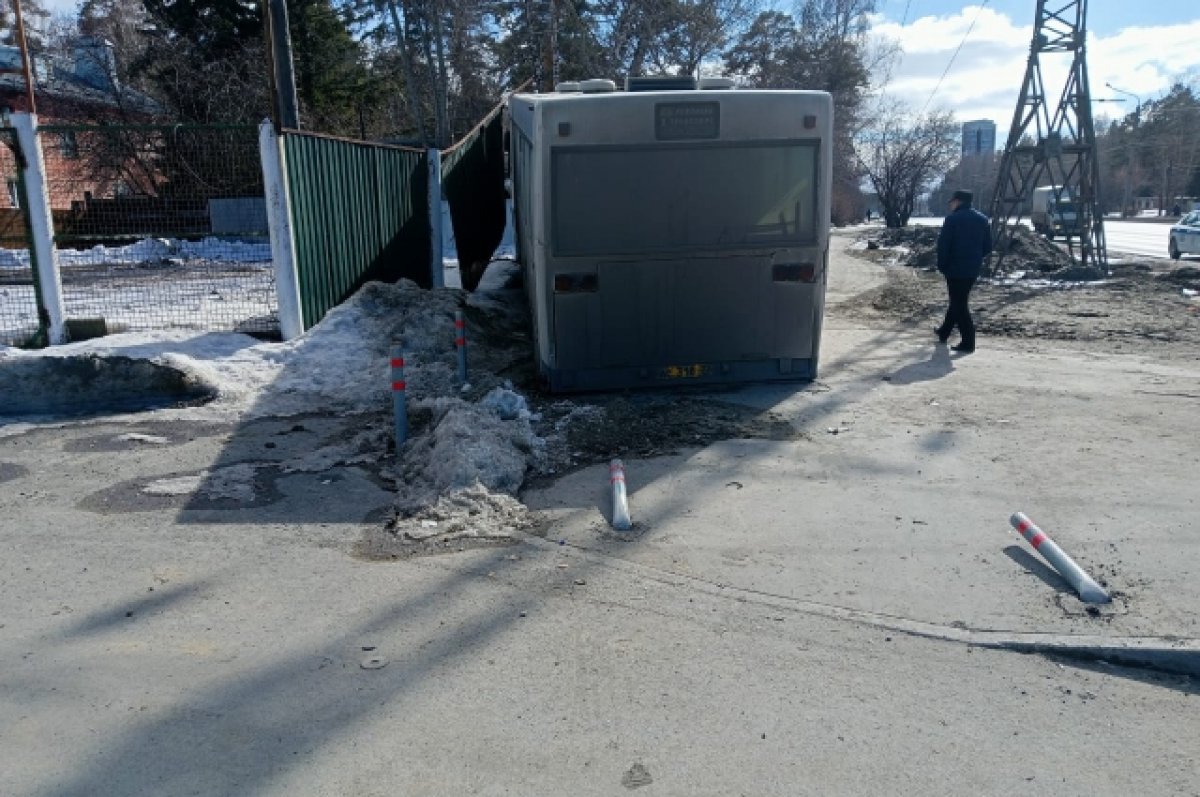 В Барнауле водитель автобуса устроил массовое ДТП и врезался в забор