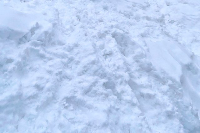 Мужчина складировал снег в районе посёлка Энтузиастов.