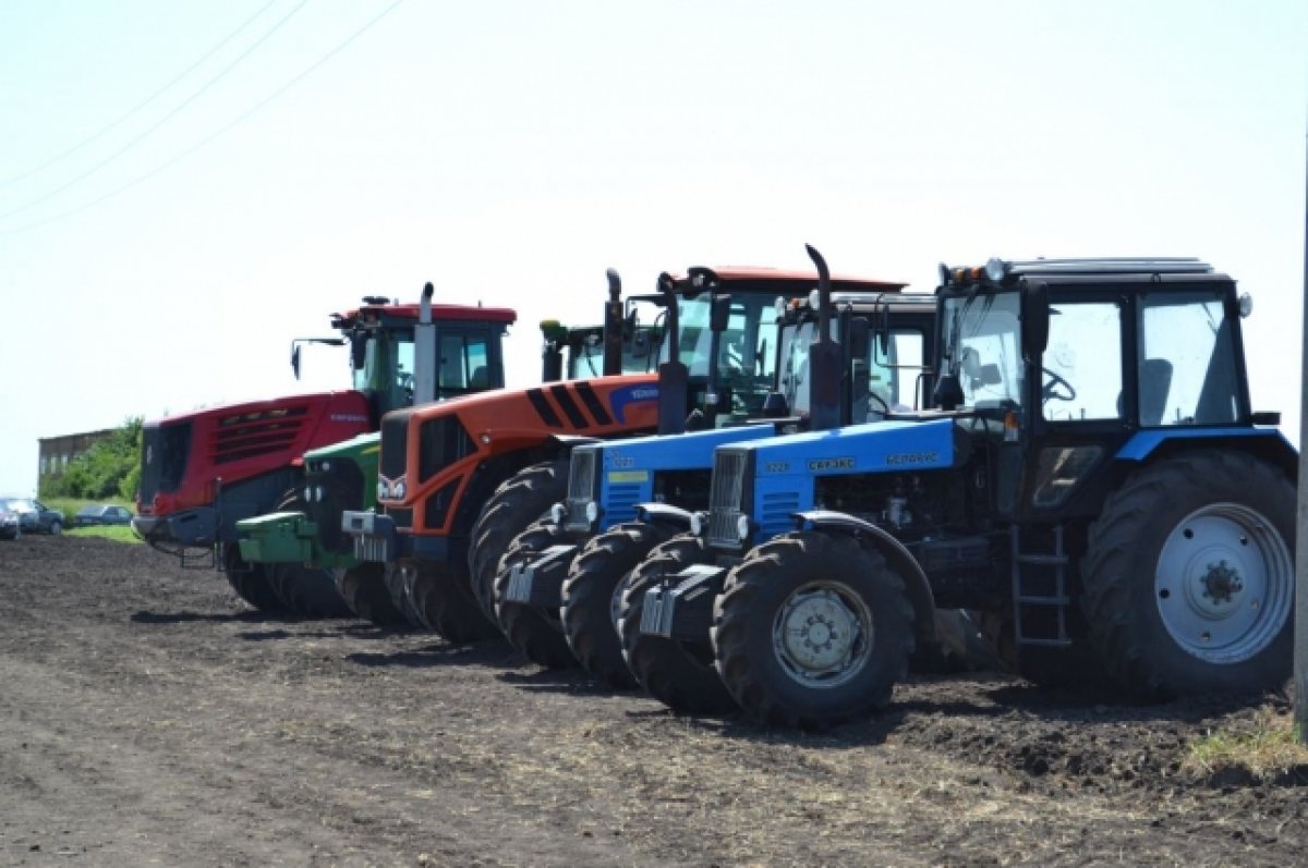 Аграрии Брянской области получили еще 14 современных тракторов