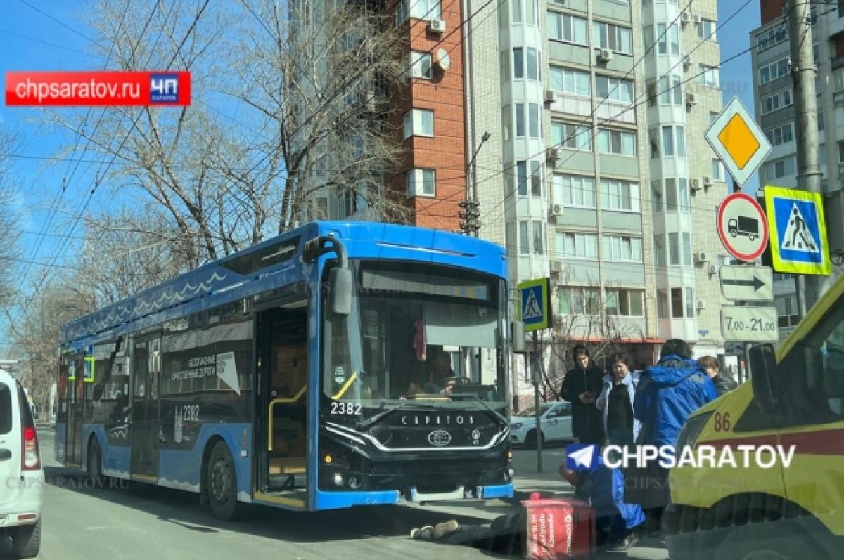 В Саратове водитель троллейбуса №10 сбил курьера «Самоката» | ПРОИСШЕСТВИЯ:  ДТП | ПРОИСШЕСТВИE | АиФ Саратов