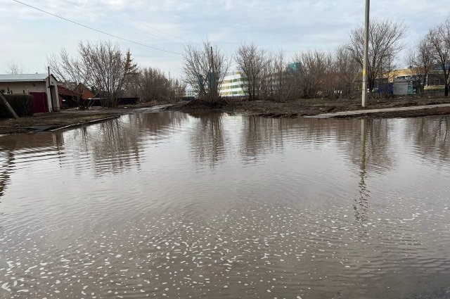 В Оренбурге после дождя затопило перекресток на улице Амурской.