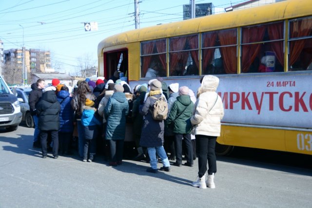 В День иркутского по городу курсировал кинотрамвай. На входе не было кондукторов, требующих оплатить проезд. Вместо них – бесплатный попкорн и просмотр фильмов местных режиссеров.