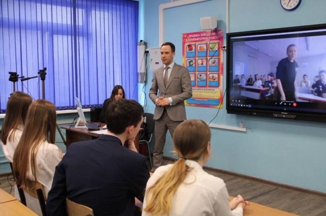 Лекция Сергея Шарова транслировалась и в удаленных сельских школах области.