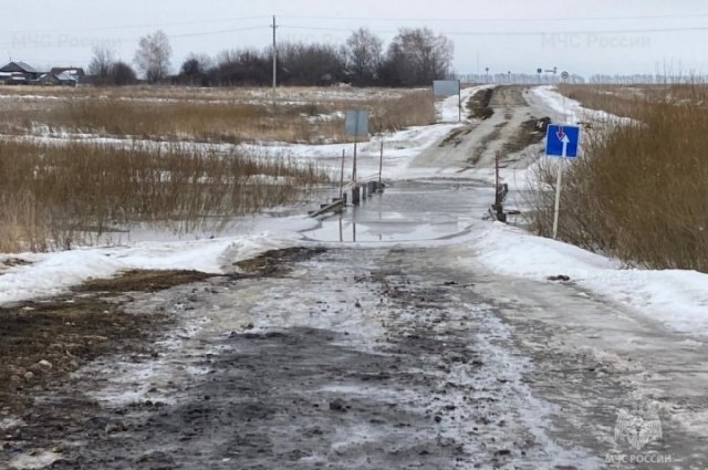 В Новоорском районе закрыли трассу из-за перелива талых вод