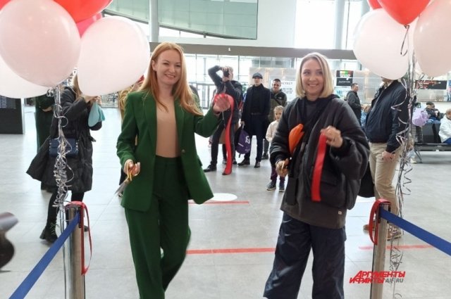 Юлии доверили важное дело – вместе с пресс-секретарём авиаперевозчика Nordwind Ольгой Ваврищук она перерезала красную ленточку, символически открыв полётную программу