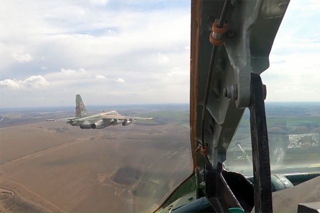Экипажи штурмовиков Су-25 ВКС РФ нанесли удары по объектам ВСУ