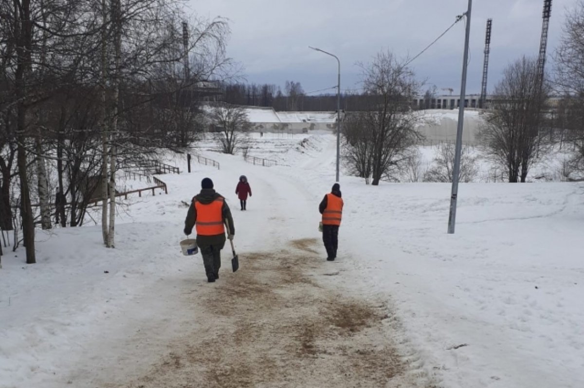 В Архангельске усилена работа по сколке льда на тротуарах | АиФ Архангельск