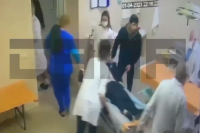 В Сеть попали кадры, как одного из участников привезли в больницу с ранением. 
