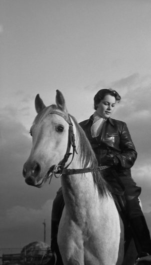 Элина Быстрицкая готовится к съемкам. 1956 год.