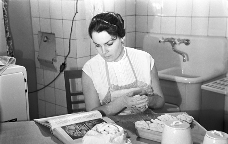 Элина Быстрицкая на кухне готовится к приему гостей. 1956 год.
