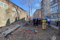 В Оренбурге при обрушении облицовки старого здания пострадала девушка.
