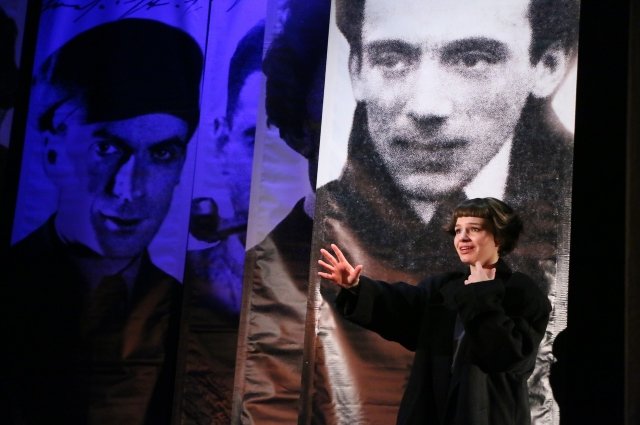 Героиня Кристины Марина Цветаева на фоне портретов своих возлюбленных.
