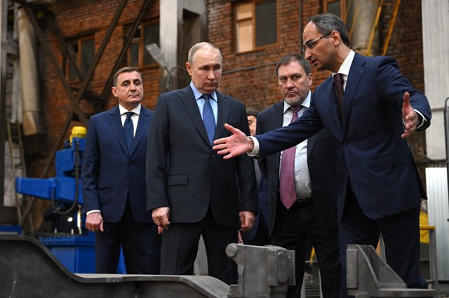 Президент РФ Владимир Путин во время посещения завода «Тулажелдормаш».