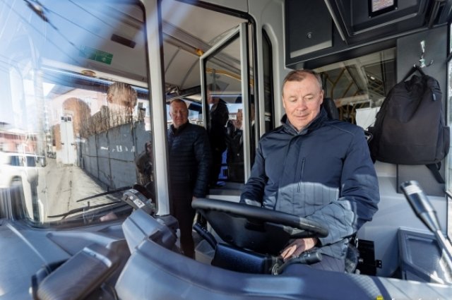 Глава Екатеринбурга Алексей Орлов познакомился с инновационным электротранспортом, который скоро выйдет на маршруты.