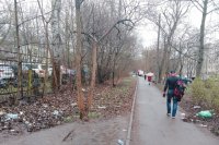 Ростовчане жалуются на мусорные завалы возле налоговой инспекции в ЗЖМ.