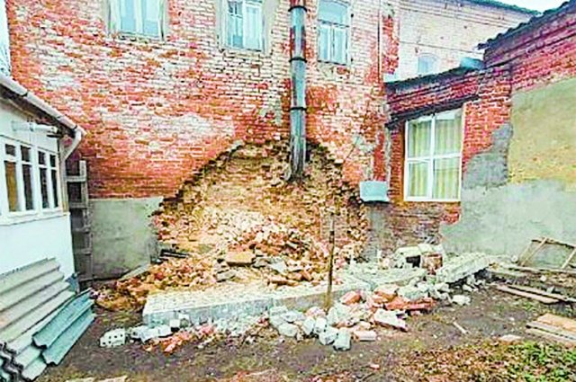 Стена медицинского колледжа в Кузнецка рухнула на 120-м году жизни здания.