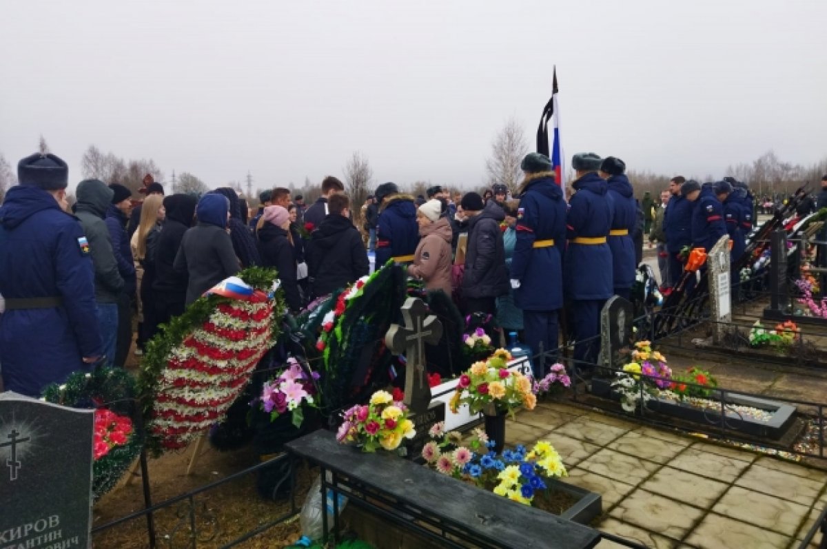 Сколько погибших в зоне сво. Прощание с погибшим в Донском. Могила военнослужащего погибшего. Прощание с погибшими мобилизованными.