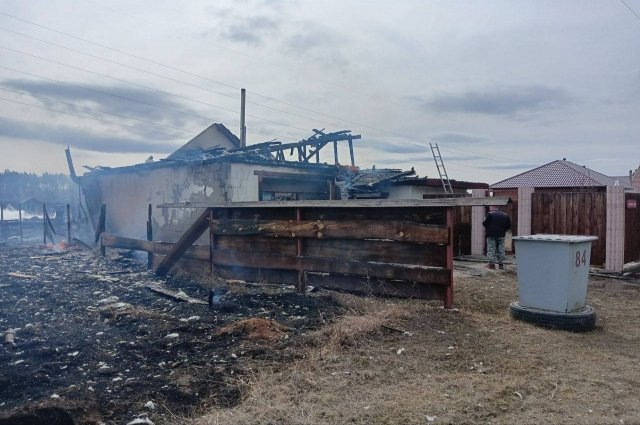 В пожаре сгорел жилой дом площадью 295 кв. метров.