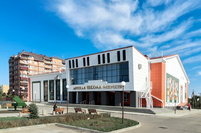 В Лабинском районе есть все для комфортной жизни, успешной работы, хорошего отдыха и развития. На фото детская школа искусств, в которой занимаются более 700 детей.