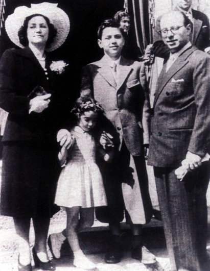 Семья Берлускони: мать Розелла Босси, отец Луиджи Берлускони и сестра Мария Эльвира.