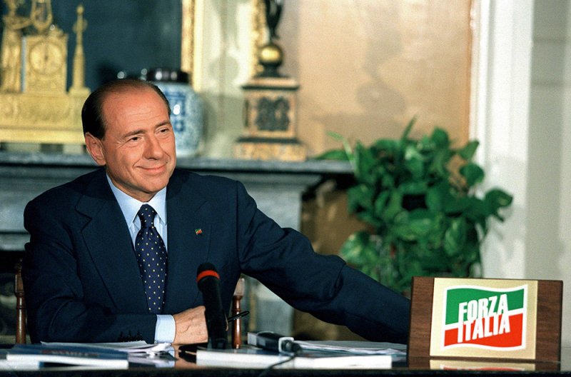 Сильвио Берлускони назначен премьер-министром Италии.