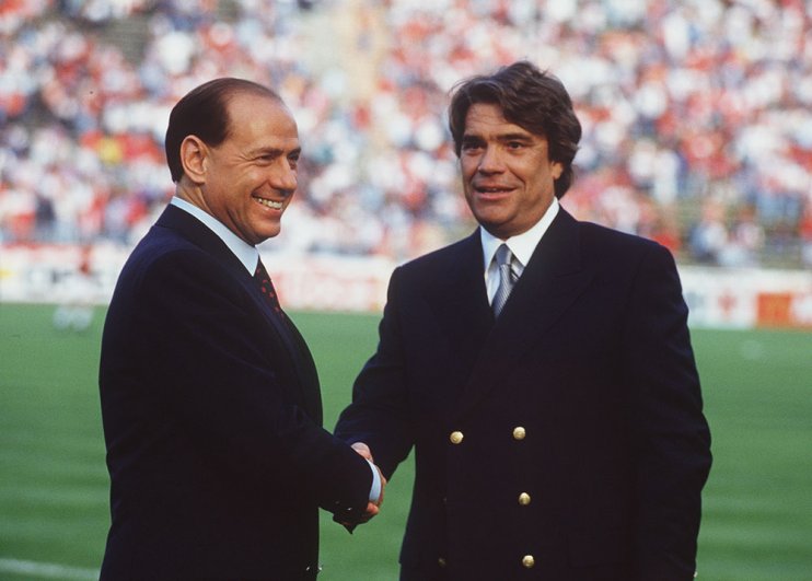 Кубок Европы по футболу 26 мая 1993 года в Мюнхене. Президенты двух клубов Сильвио БЕРЛУСКОНИ и Бернар ТАПИ приветствуют друг друга.