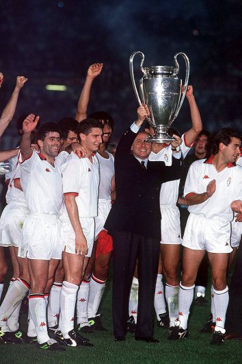 Победитель Кубка европейских чемпионов клуб «Милан» и Сильвио Берлускони.