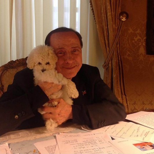 Сильвио Берлускони со своей собакой.