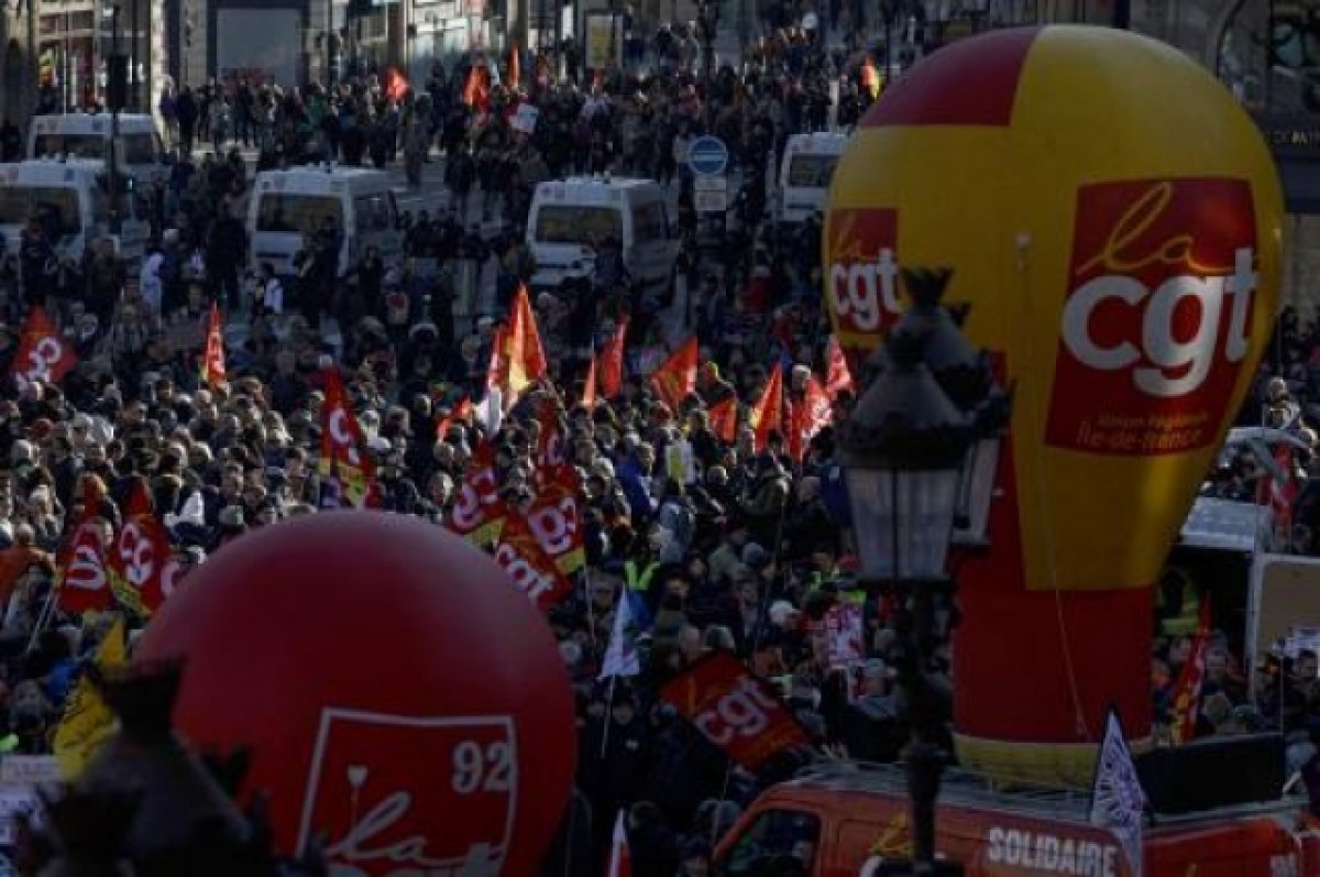 В Париже проходит акция протеста против повышения пенсионного возраста