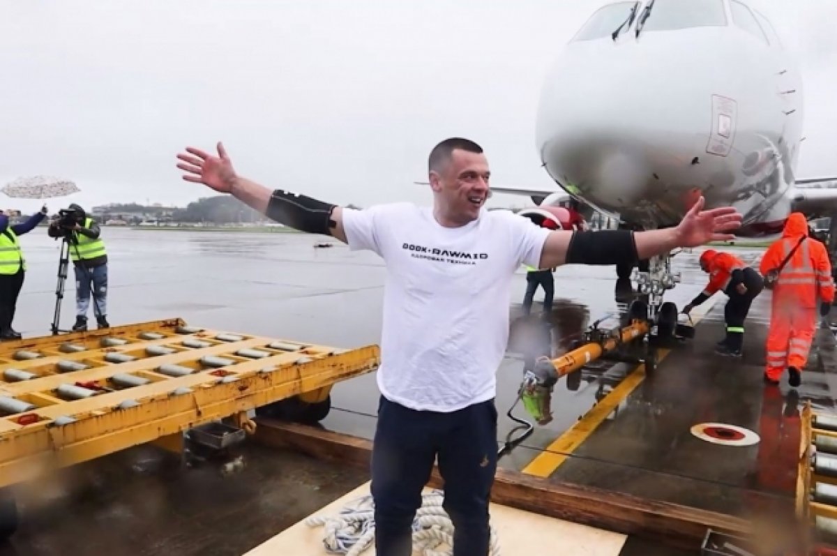 Силач из России установил мировой рекорд, переместив самолет весом 32 тонны