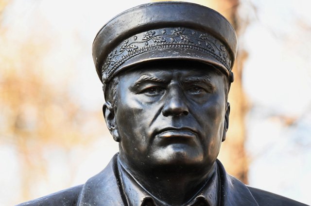 Памятник Владимиру Жириновскому, открытый на Новодевичьем кладбище в Москве