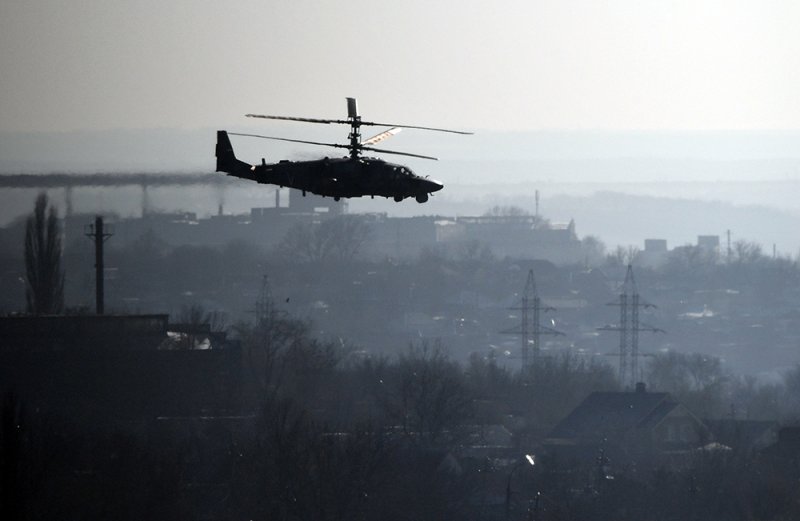 Вертолет Ка-52 ВС РФ в небе в зоне проведения специальной военной операции.