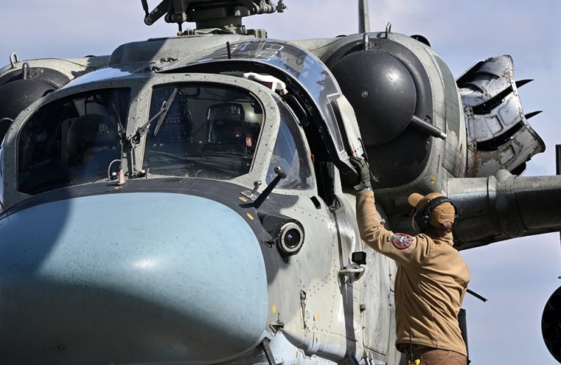  Наземный персонал встречает вертолет Ка-52 ВС РФ после боевого вылета.