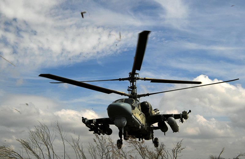 Вертолет Ка-52 ВС РФ на боевом вылете в зоне проведения специальной военной операции.