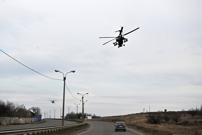  Вертолеты Ка-52 (слева) и Ми-28 ВС РФ в небе в зоне проведения специальной военной операции.