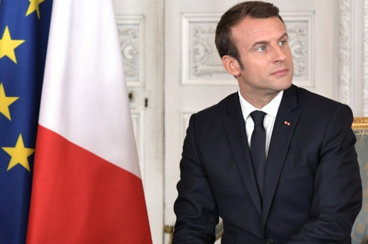 Во Франции осудили Макрона за неприличный жест на фото с Си Цзиньпином