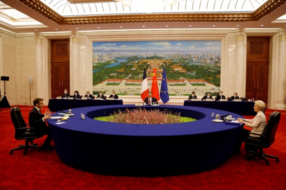 Во Франции высмеяли неудобную позу Макрона на встрече с Си Цзиньпином