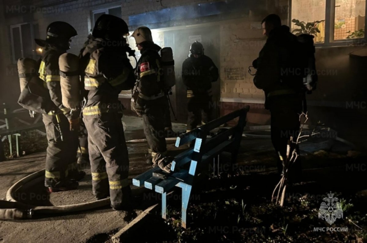 Спасатели эвакуировали 15 человек на пожаре в Брянске ночью 8 апреля