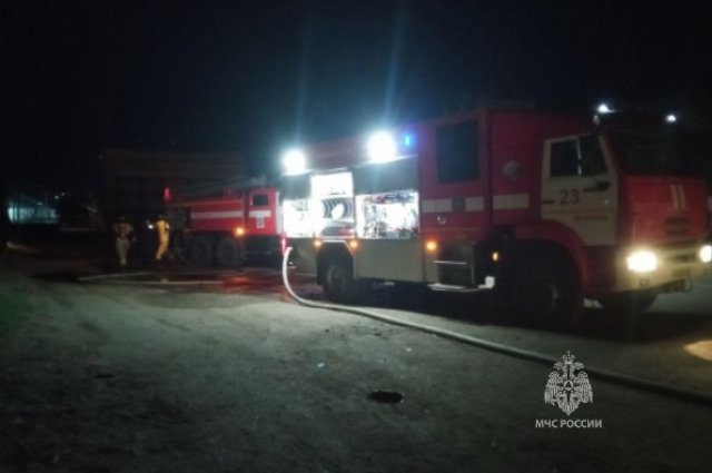 Сообщение поступило вечером в пятницу, на пожаре работали 45 человек и 17 единиц техники.