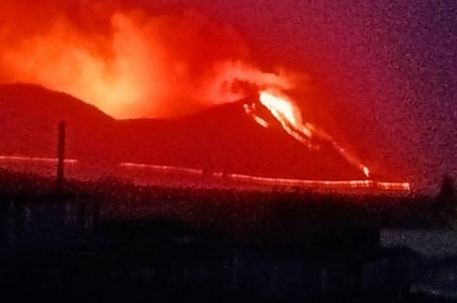 Вид на пожар на горе Туран со стороны посёлка Лебяжий.