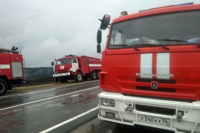 В оренбурге тушат пожар у Урала