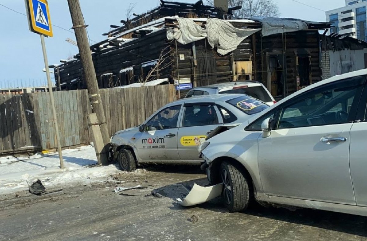 Водитель Suzuki врезался в дорожный знак рядом с ДТП других машин в Чите |  АиФ Чита