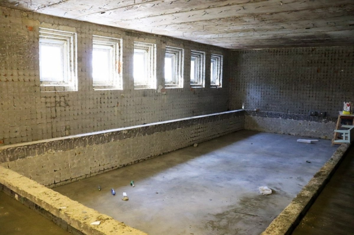В брянской гимназии 6 занялись ремонтом простаивавшего 10 лет бассейна