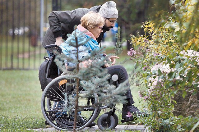 В нашей стране люди с инвалидностью имеют право бесплатно получать технические средства реабилитации — коляски, трости и др.