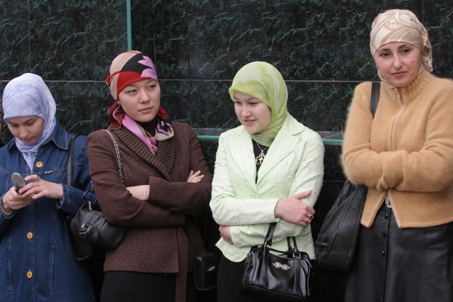 В исламе разршено иметь до четырех жен, но в исключительных обстоятельствах.