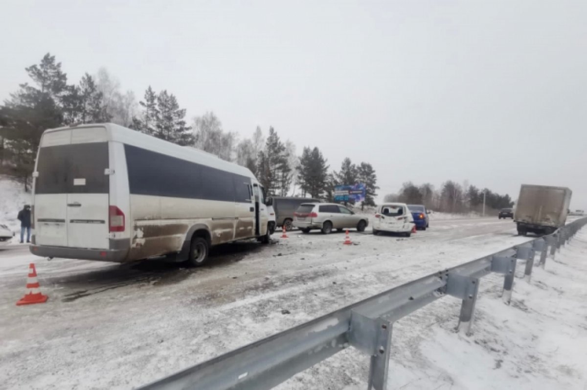 Четыре человека пострадали в ДТП с микроавтобусом в Иркутской области