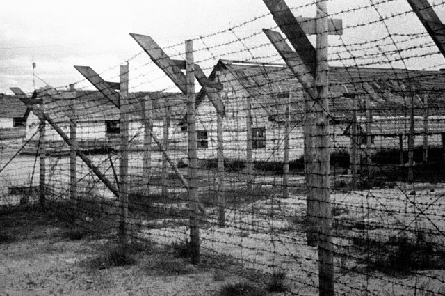 Финский концентрационный лагерь в городе Медвежьегорске. Всего на территории оккупированной Карелии действовало более десяти финских концентрационных лагерей. За годы оккупации через них прошло около 30 тысяч человек мирного населения, в основном русских. 18.10.1944