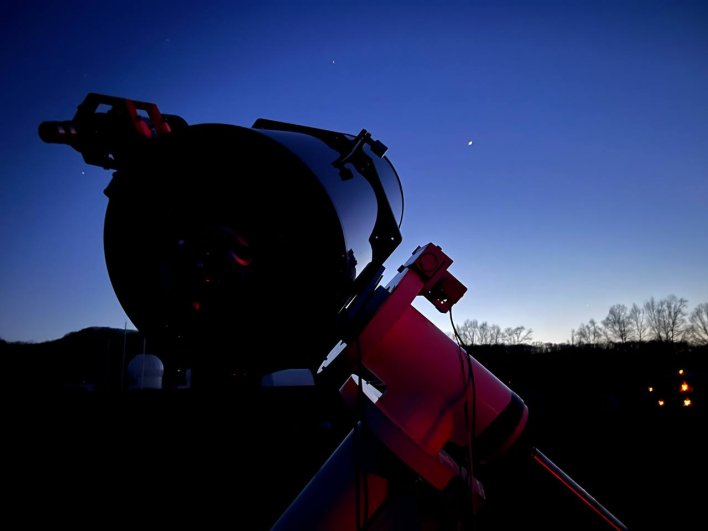 При помощи телескопа можно посмотреть на Венеру и несколько скоплений звёзд.